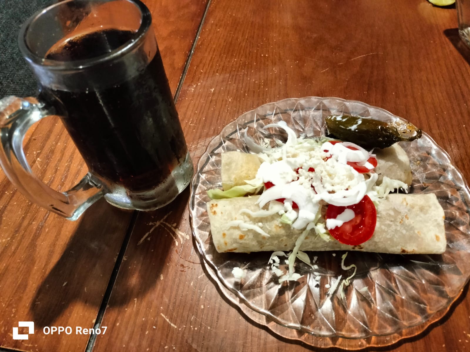 Burrito gigante relleno de frijoles, arroz, carne asada, pico de gallo y guacamole, perfectamente enrollado